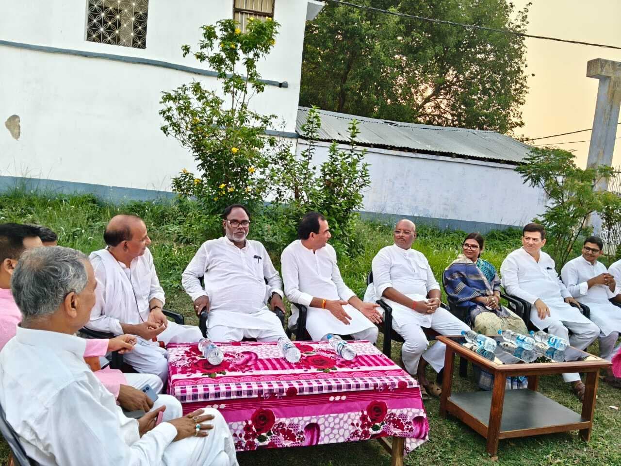 विस चुनाव की तैयारी को ले पूर्व एमएलसी संजय कुमार के आवास पर बनी रणनीति