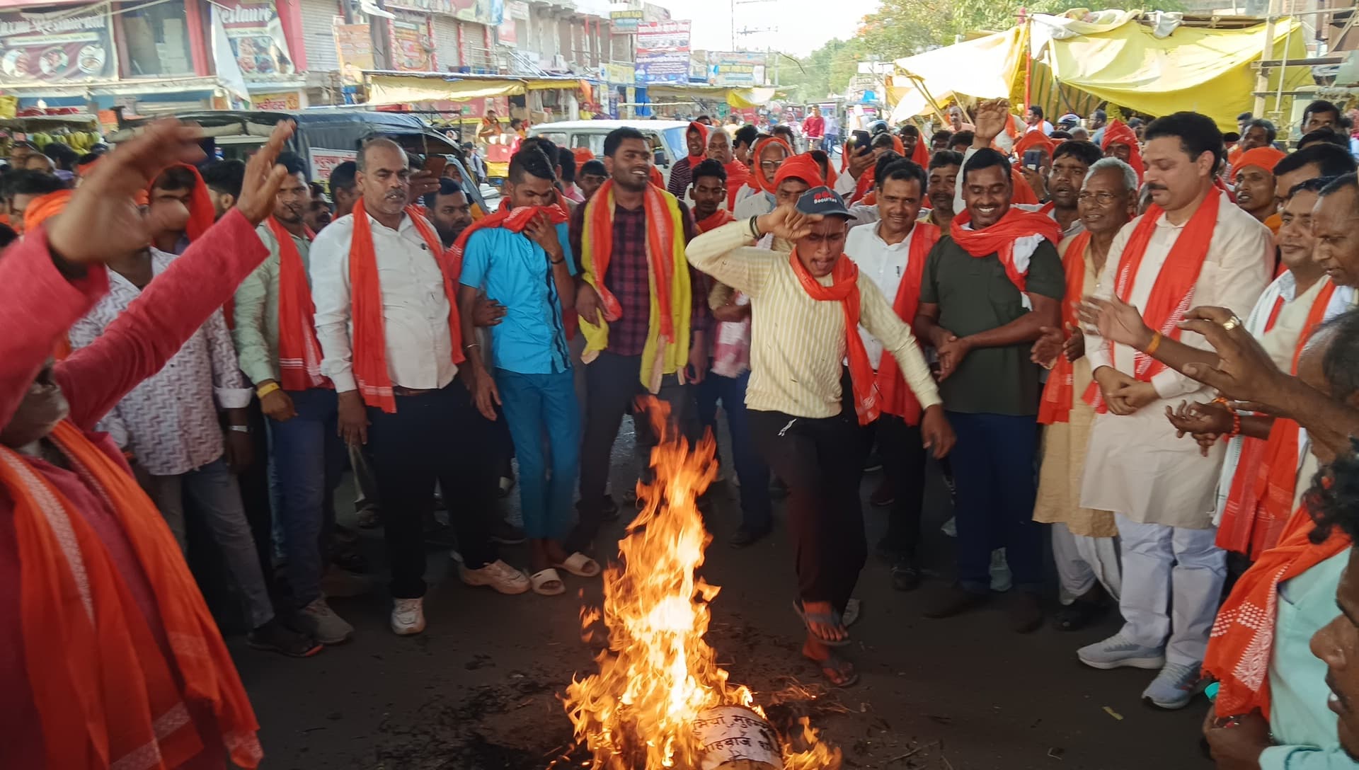 आक्रोश मार्च के साथ पाक के पीएम का पुतला जलाया