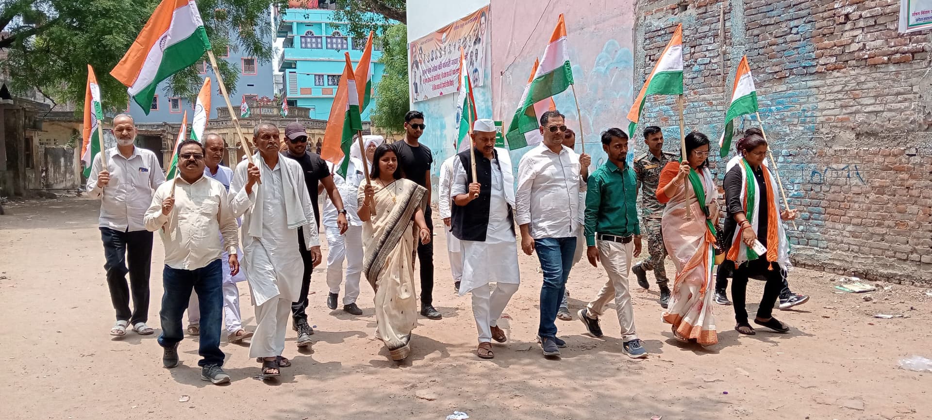 भारतीय सैनिकों के उत्साहवर्धन के लिए कांग्रेस ने निकाली तिरंगा यात्रा