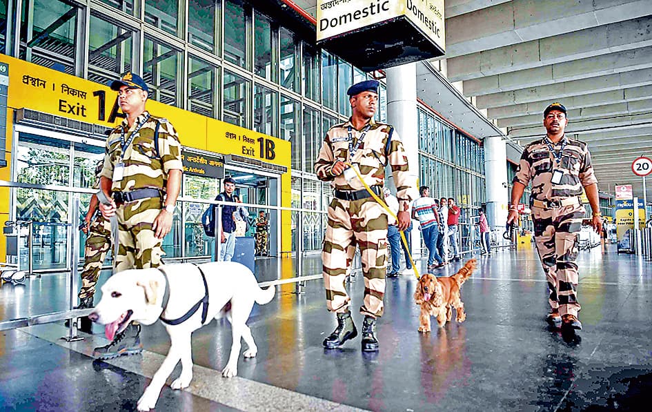 घरेलू व अंतरराष्ट्रीय विमान यात्रियों की संख्या हुई आधी