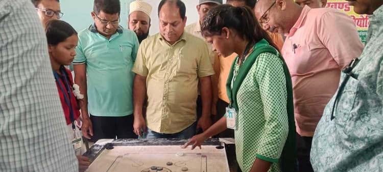 कैरम प्रतियोगिता में स्कूली बच्चाें ने दिखायी प्रतिभा