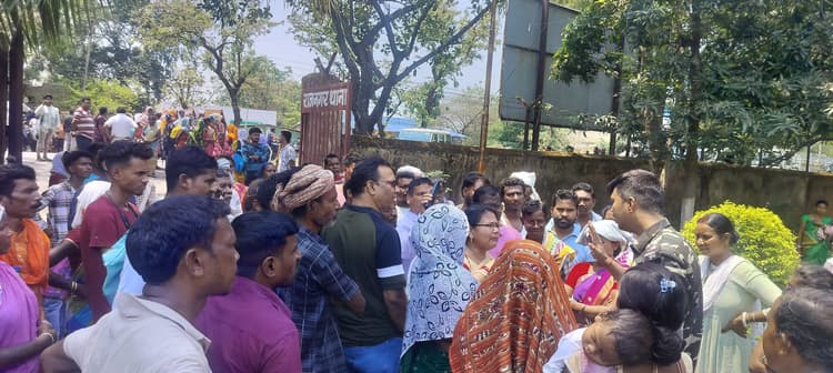 Seraikela News : राजनगर थाना को झाड़-फूंक की अनुमति देने की मांग पर सड़क जाम, हंगामा