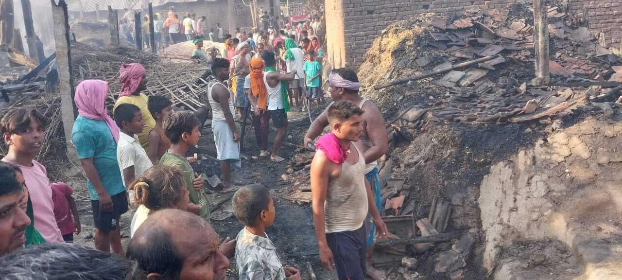 Bhagalpur news आग लगने से ज्ञानी दास टोला में 50 घर राख