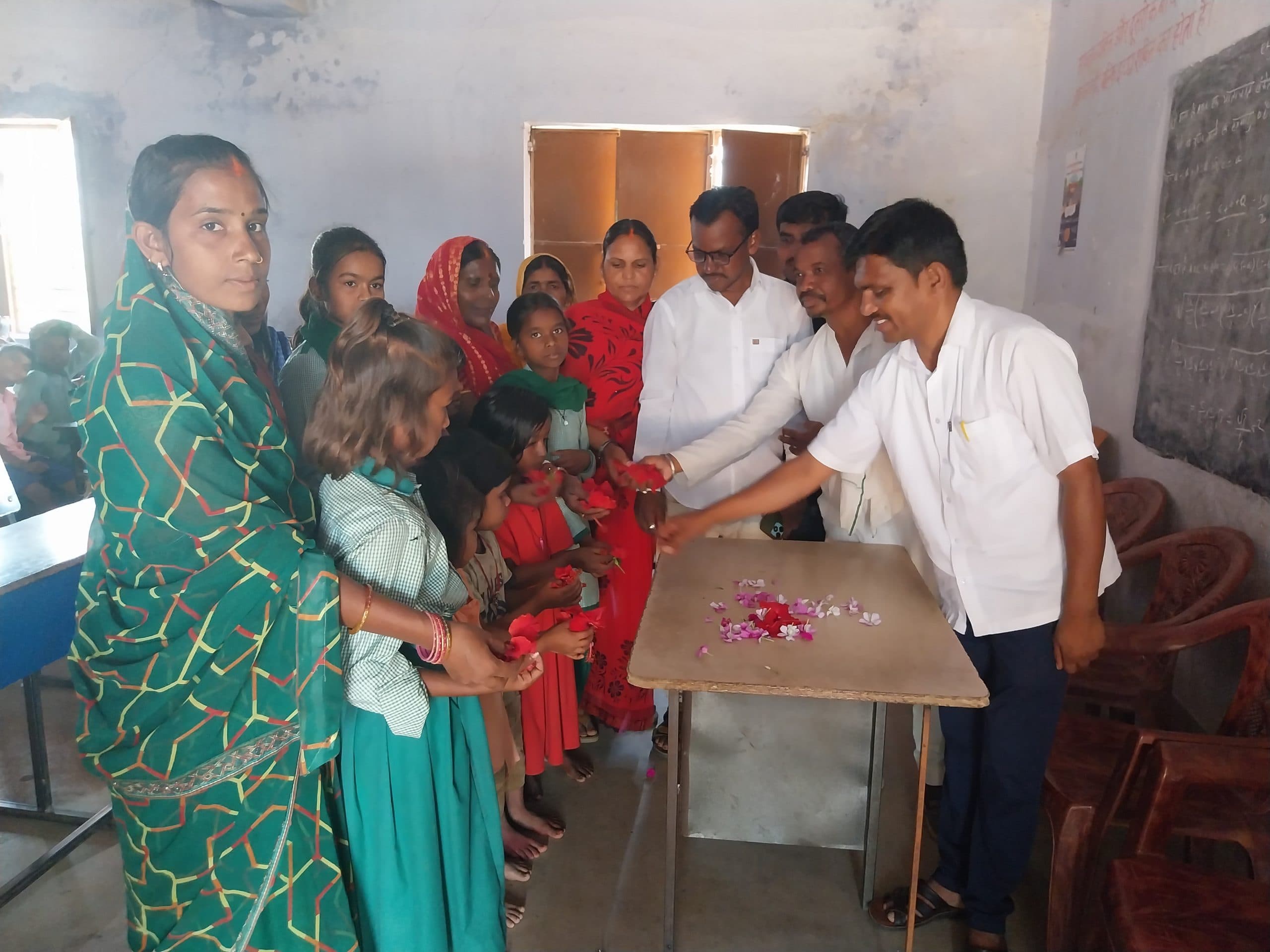 Giridih News :रूआर कार्यक्रम में बच्चों को फूल देकर किया गया प्रेरित
