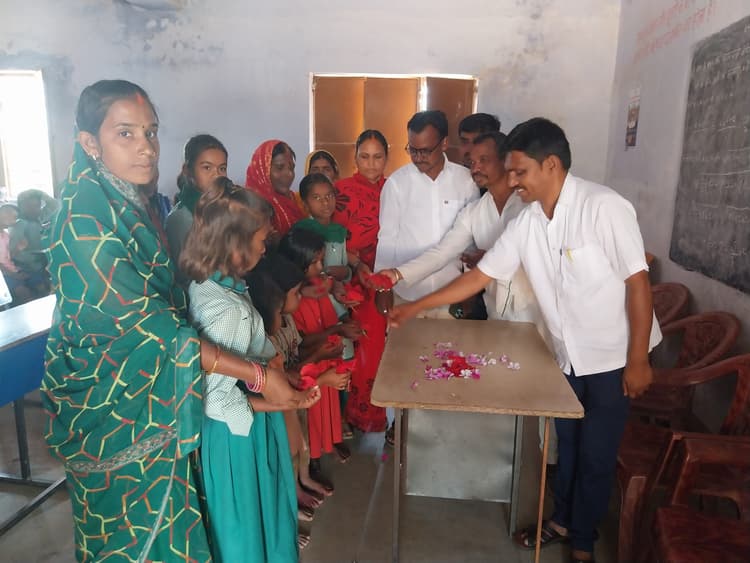 Giridih News :रूआर कार्यक्रम में बच्चों को फूल देकर किया गया प्रेरित
