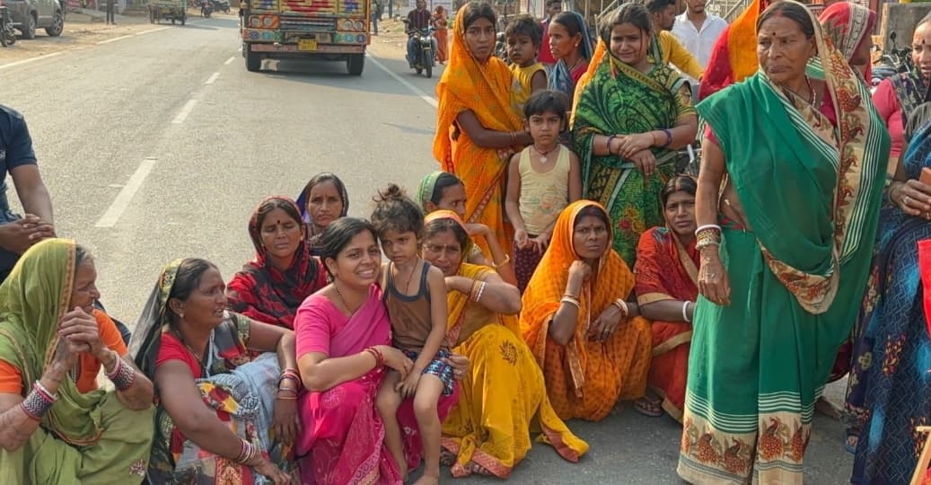 Giridih News :मजदूर की मौत के विरोध में कोदंबरी में रोड जाम