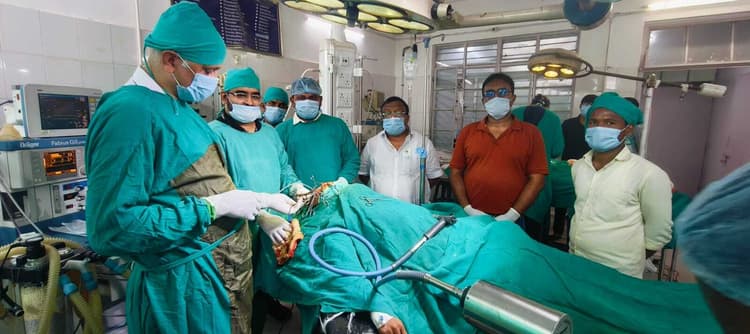 Dhanbad News : एसएनएमएमसीएच के न्यूरो विभाग में पहली बार हेड इंजुरी से ग्रसित मरीज का हुआ सफल ऑपरेशन