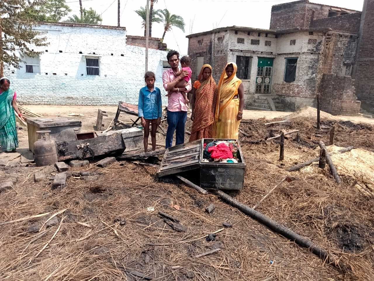 Bettiah : आग लगने से साठी और बैरिया में नौ घर जले, लाखों की क्षति