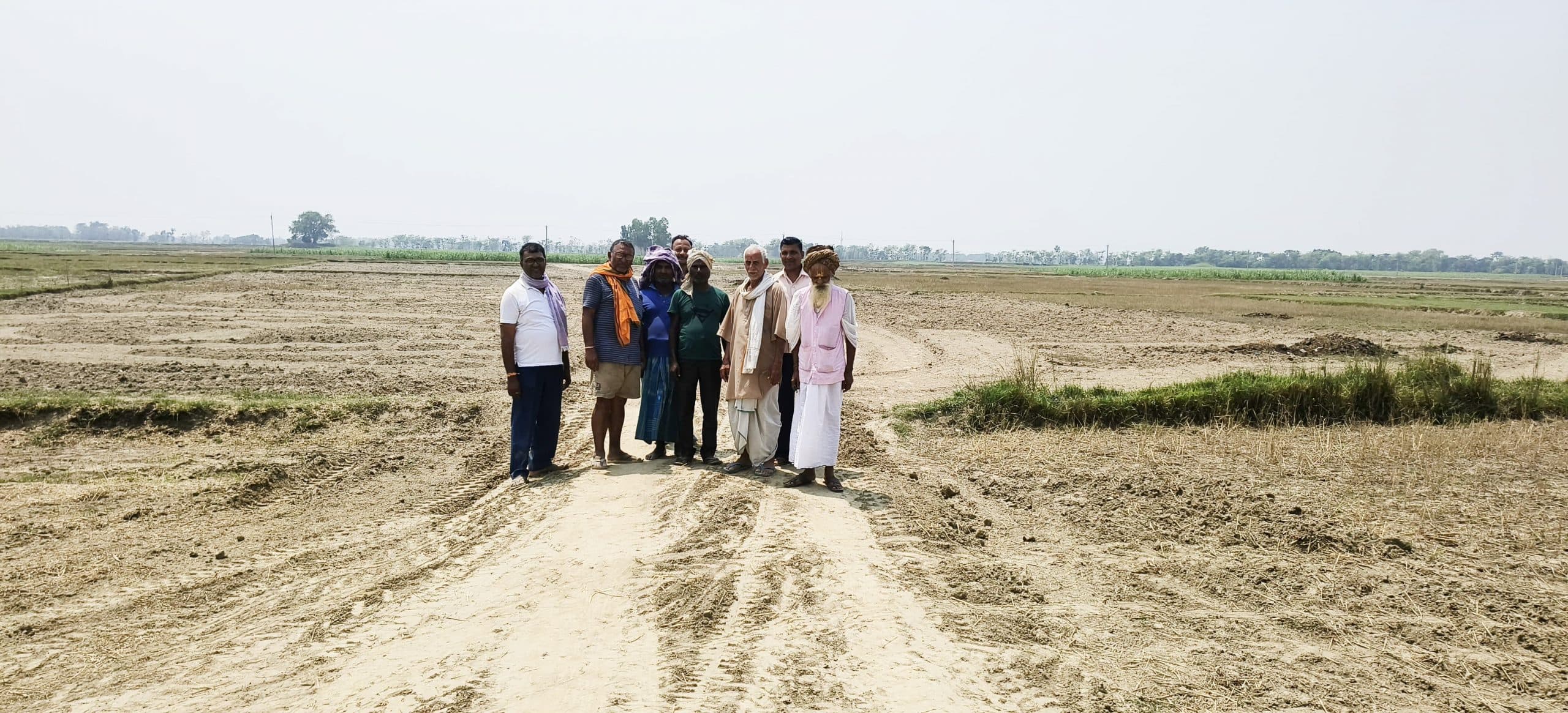 Bettiah : बौद्ध बरवा के लोगों ने श्रमदान से बना डाली पौने दो किमी लंबी और दस फीट चौड़ी सड़क