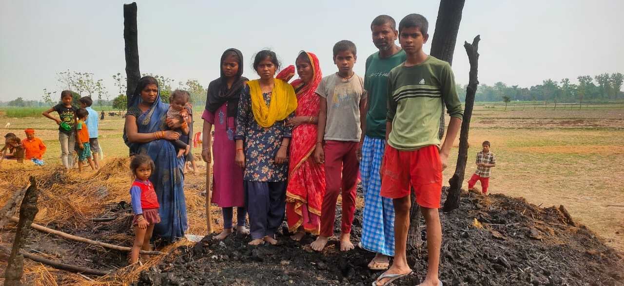 Bettiah : आग लगने से एक घर समेत लाखों की संपत्ति जल कर खाक, दो दर्जन मवेशी जलकर मरे