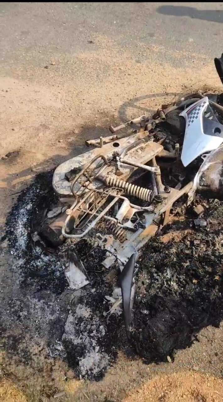 सड़क पर धू-धूकर जल गयी बाइक