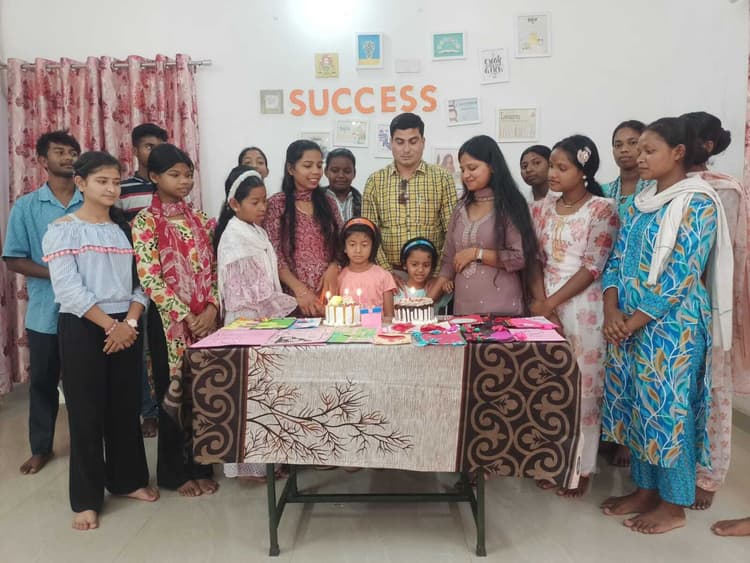 विद्यार्थियों ने मातृ दिवस पर काटा केक, बनायी पेंटिंग