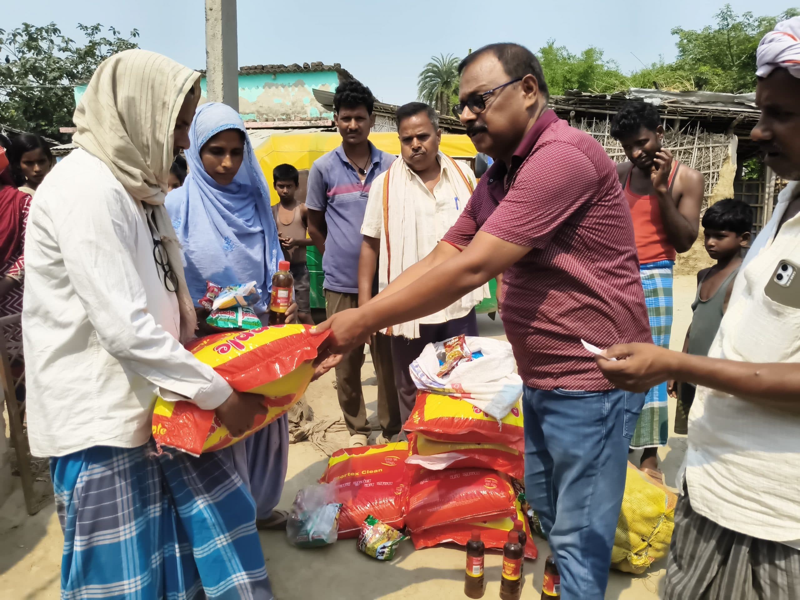 गोपीनगर परसा में अग्निपीड़ितों को पूर्व मुखिया ने दी राहत