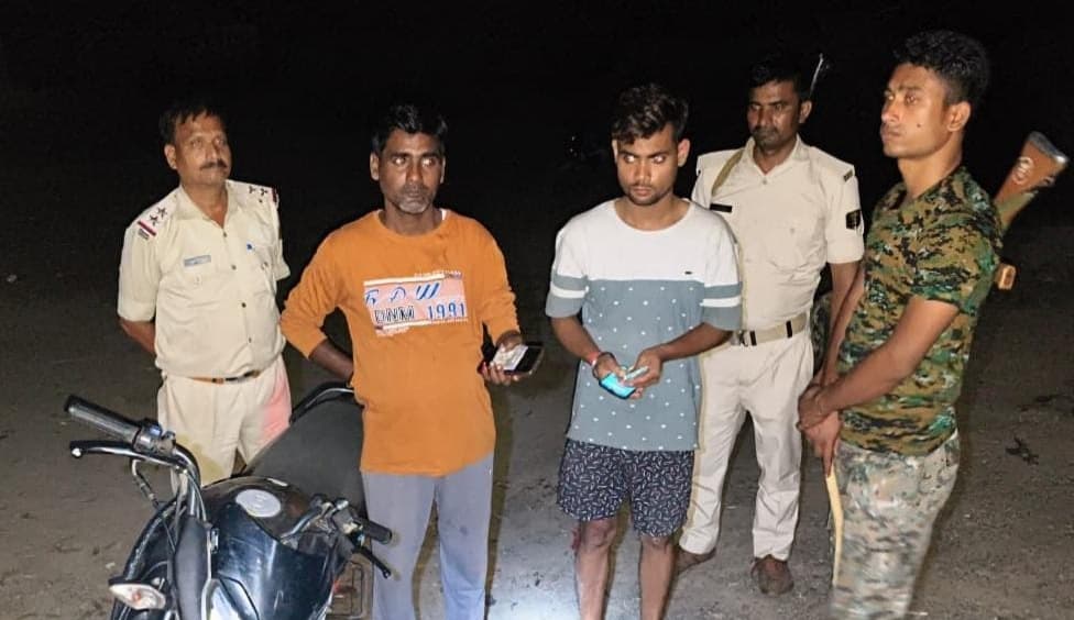 चोरी की बाइक के साथ दो को पुलिस ने किया गिरफ्तार