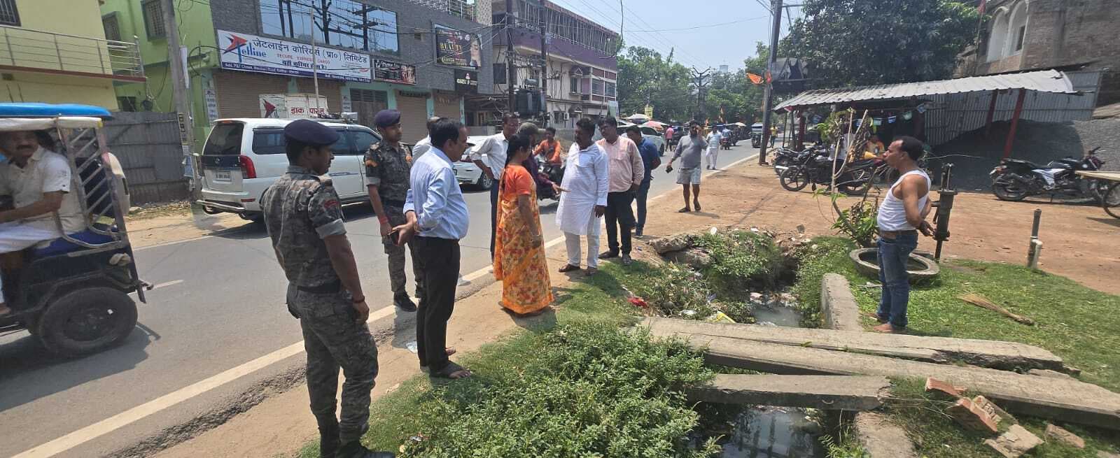 शहर के जलजमाव वाले वार्डों का मेयर ने किया निरीक्षण