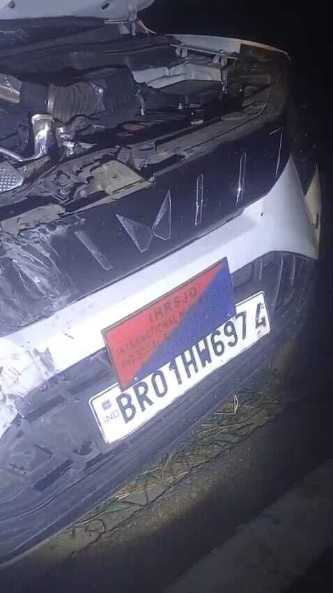 ट्रक की टक्कर से कार क्षतिग्रस्त, तीन लोग बाल-बाल बचे