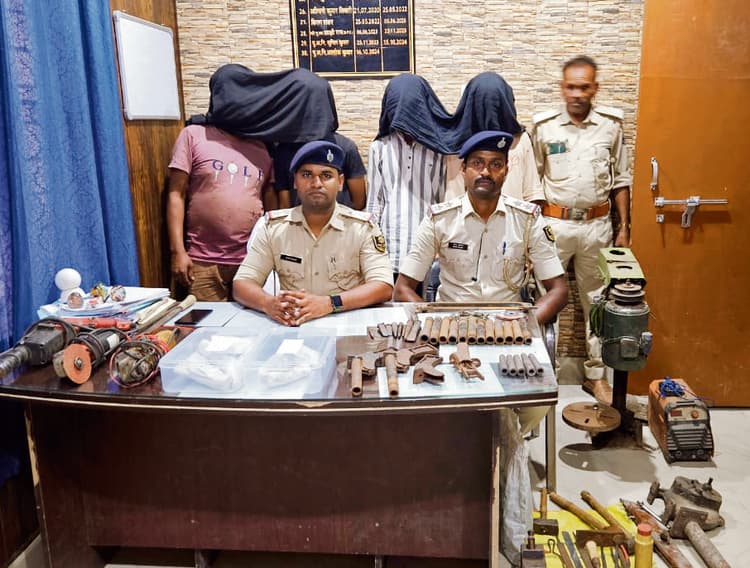 Gopalganj News : कुचायकोट पुलिस ने कट्टा और भारी मात्रा में हथियार बनाने वाले सामान के साथ चार को किया गिरफ्तार