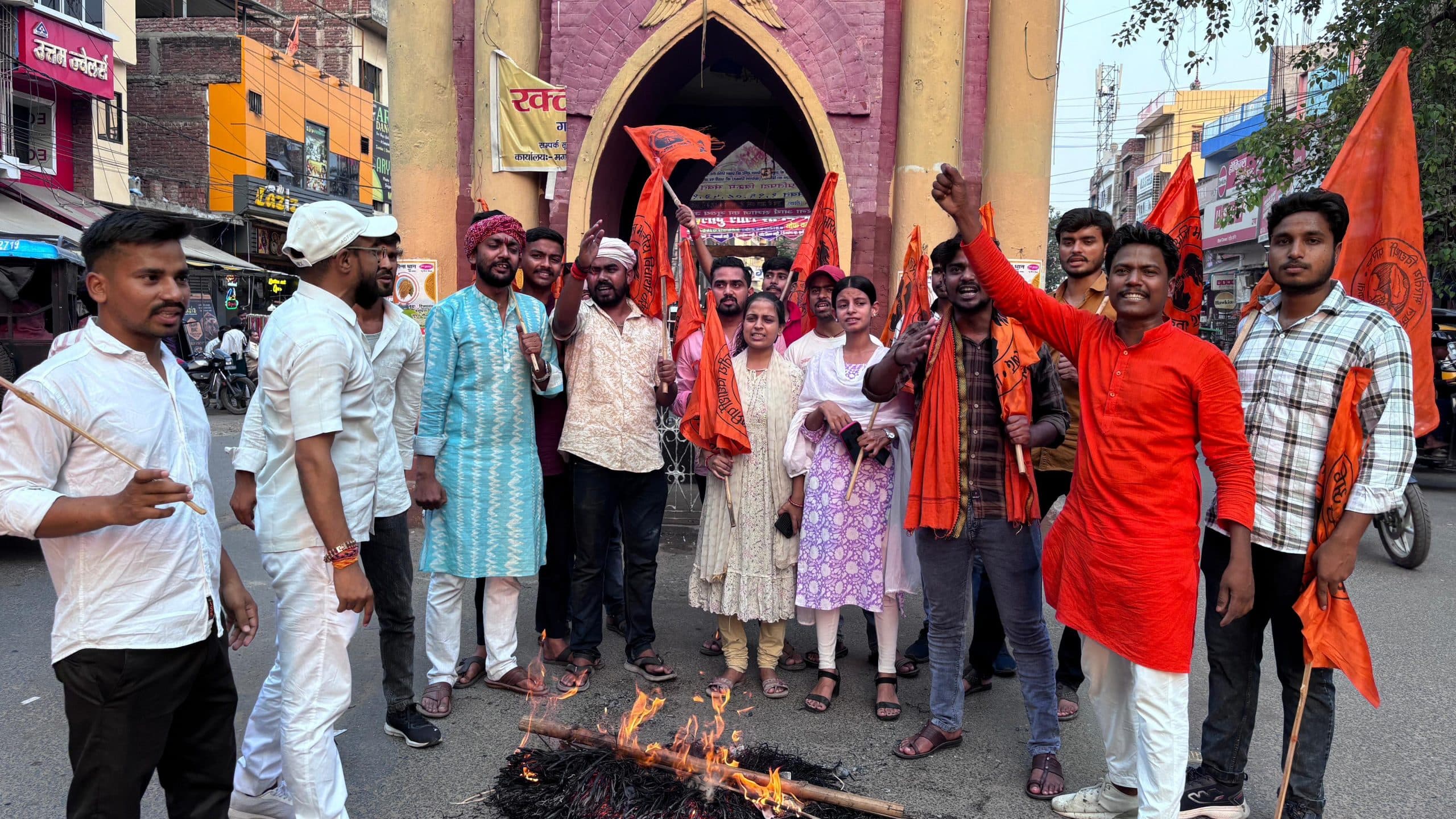 एमयू में शैक्षणिक अराजकता और लापरवाही का आरोप लगा आक्रोश मार्च निकाला