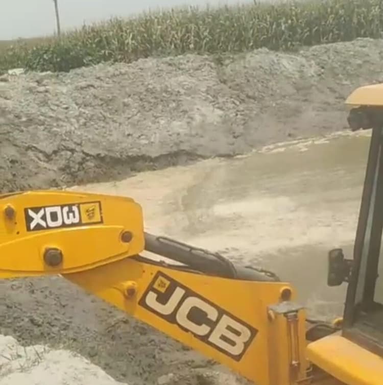 मजदूरों के बदले जेसीबी से हो रहा पोखर निर्माण