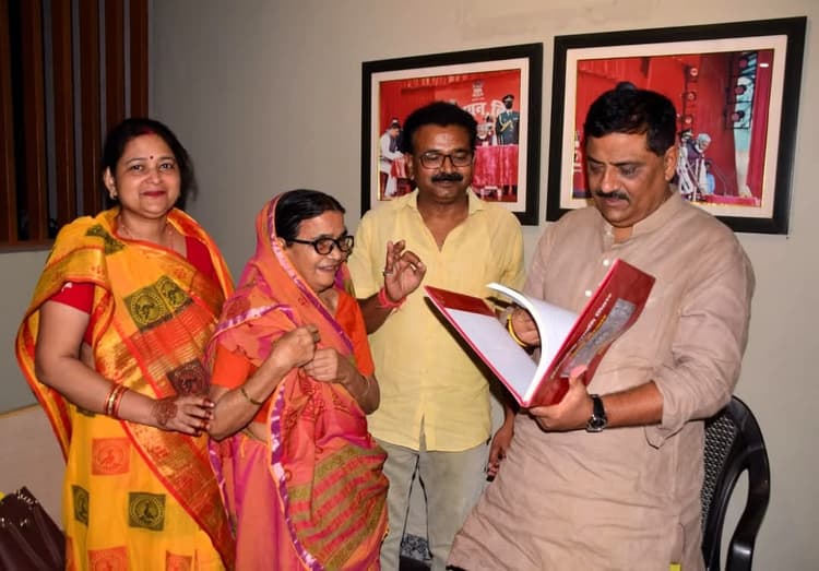 Madhubani News :राज्य सभा सांसद संजय झा से मिली मिथिला चित्रकला की प्रसिद्ध कलाकार विमला दत्त