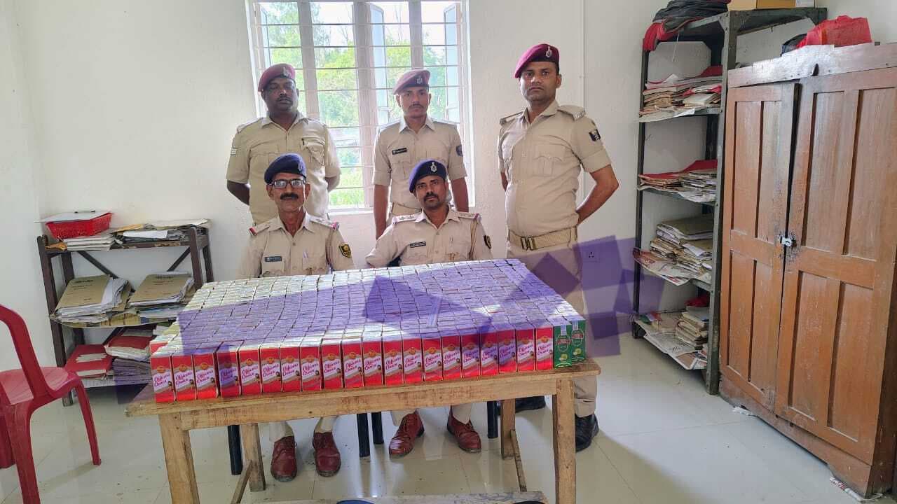 ट्रेन से 476 टेट्रा पैक शराब बरामद