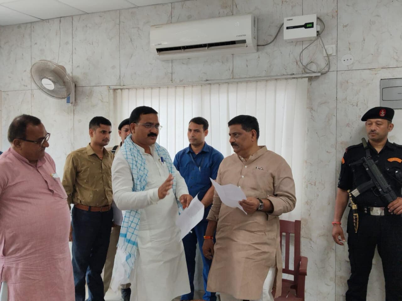 Madhubani News : कोल्ड स्टोरेज के निर्माण के लिए सौंपा पत्र