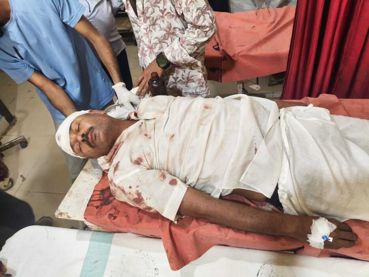 Motihari: हेड मास्टर पर जानलेवा हमला, पिता–पुत्र घायल