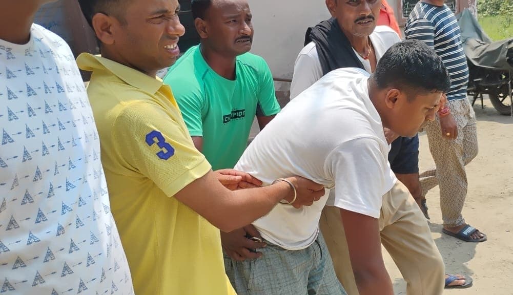 Motihari: ग्रामीणों के हमले में तीन दारोगा सहित आठ पुलिसकर्मी घायल