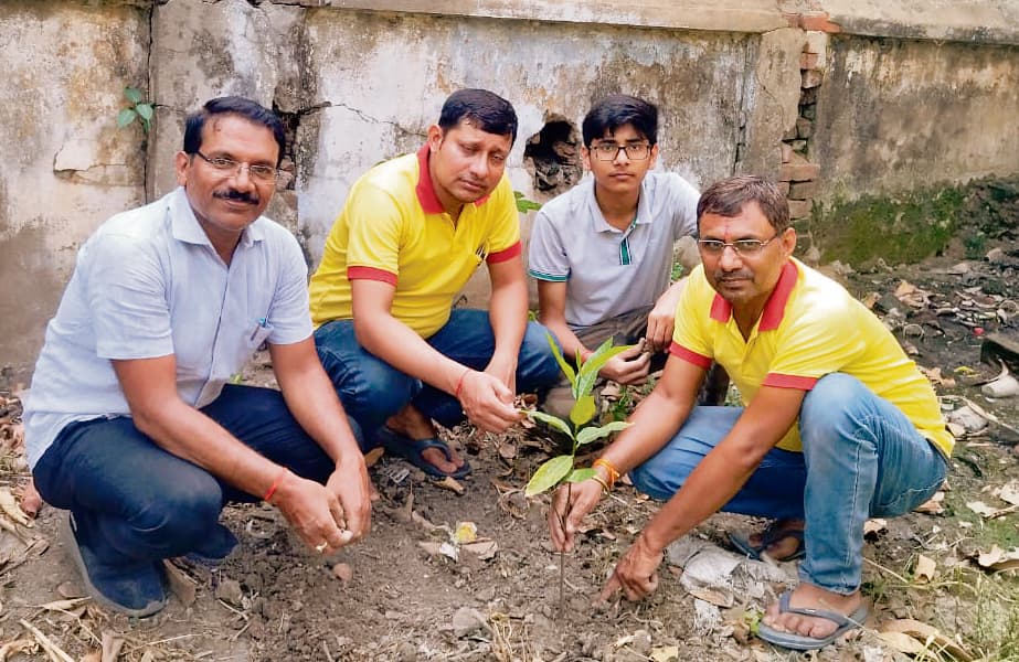 Jehanabad : वभना ठाकुरबाड़ी के प्रांगण में गायत्री परिवार ने किया पौधारोपण
