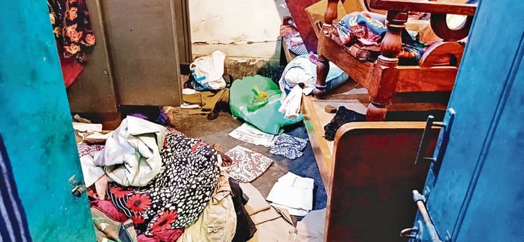 Gaya News : रेलवे कर्मचारी के घर से 22 हजार रुपये नकदी व आठ लाख के गहने चोरी