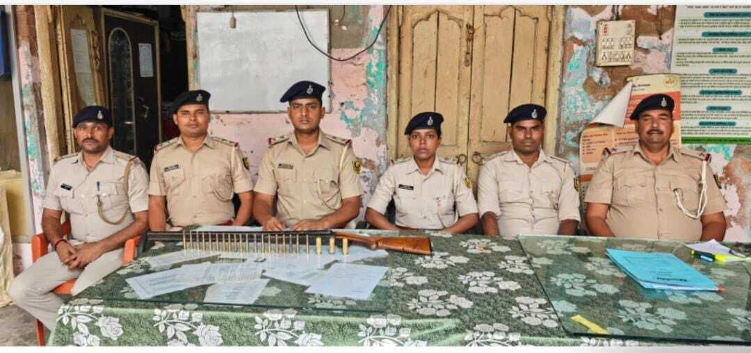 छापेमारी में रायफल व 22 कारतूस किया जब्त