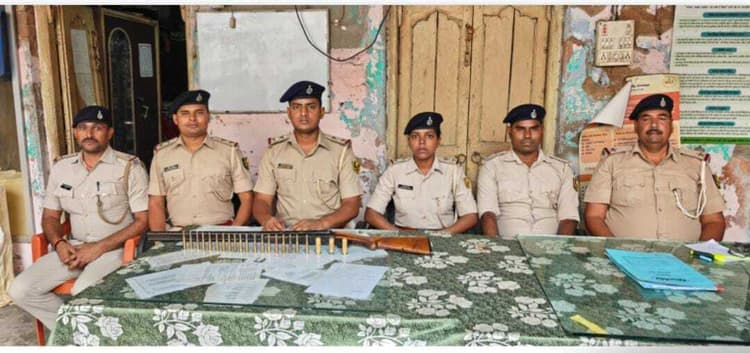छापेमारी में रायफल व 22 कारतूस किया जब्त