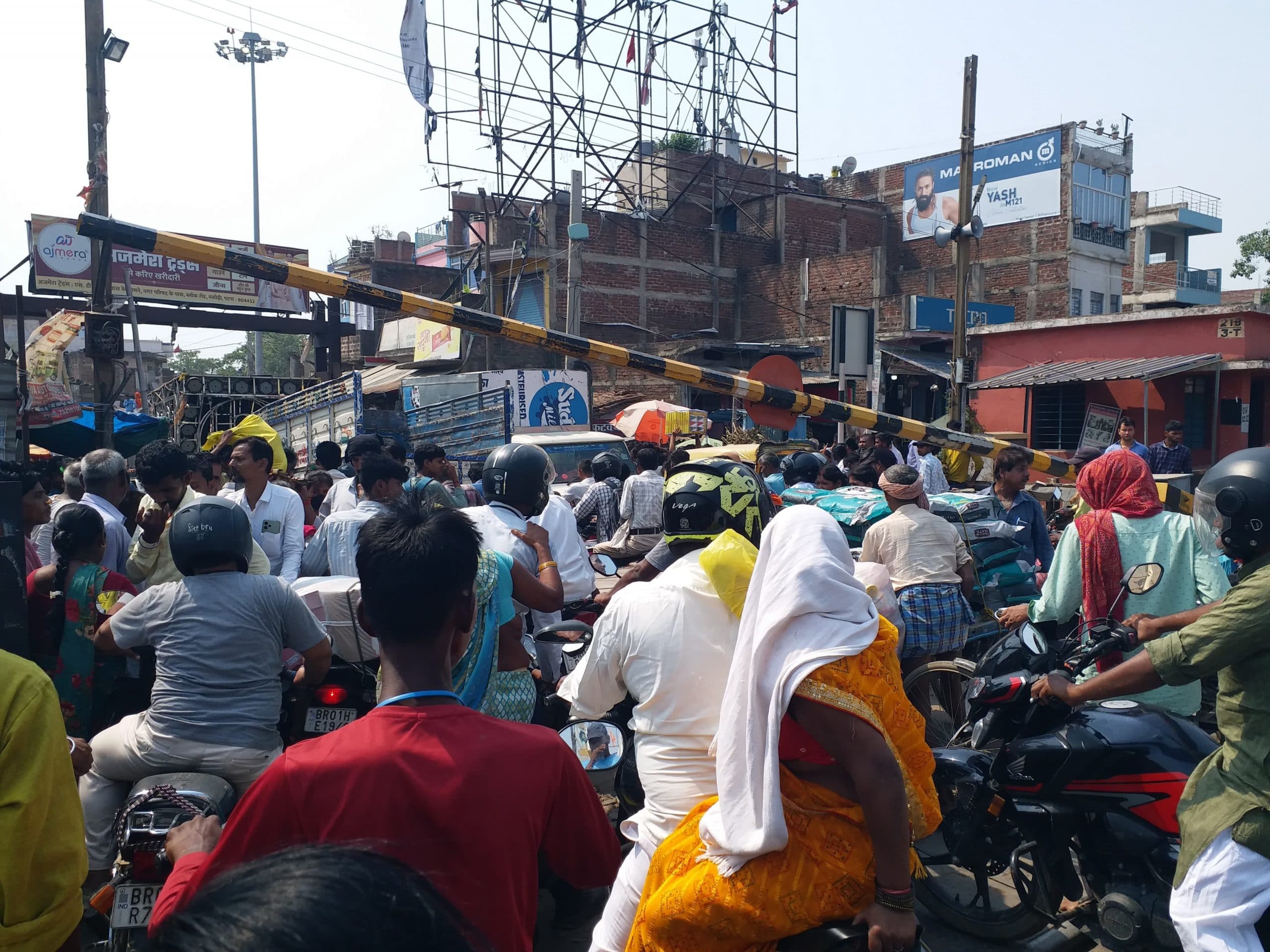 फाटक जाम, 14 मिनट खड़ी रही सवारी गाड़ी