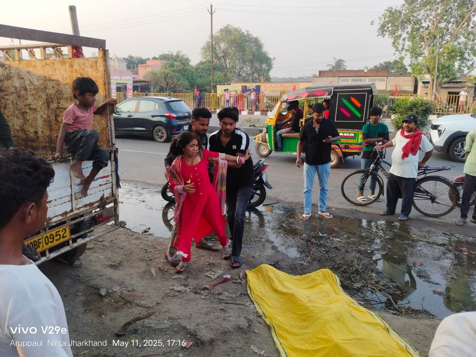 Dhanbad News: मेहंदी भी नहीं छूटी और हादसे में चली गयी पति की जान