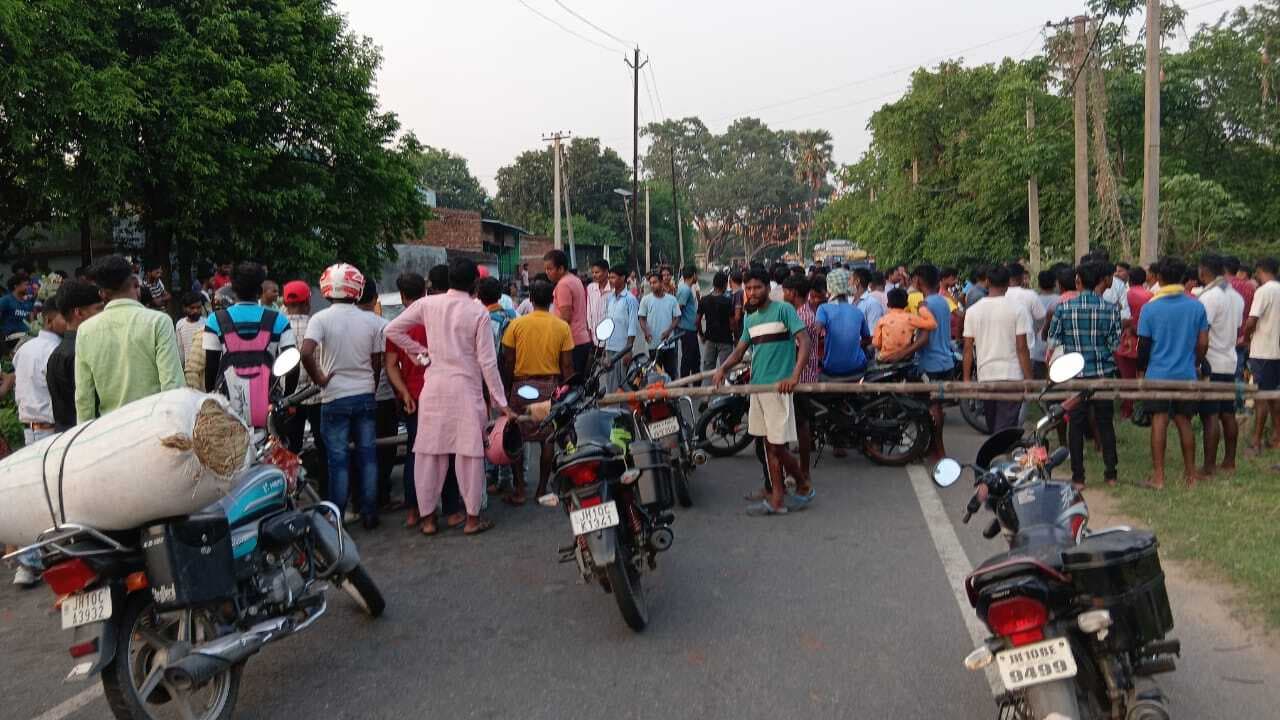 Dhanbad News: कार और बाइक में टक्कर, बच्चा समेत चार घायल