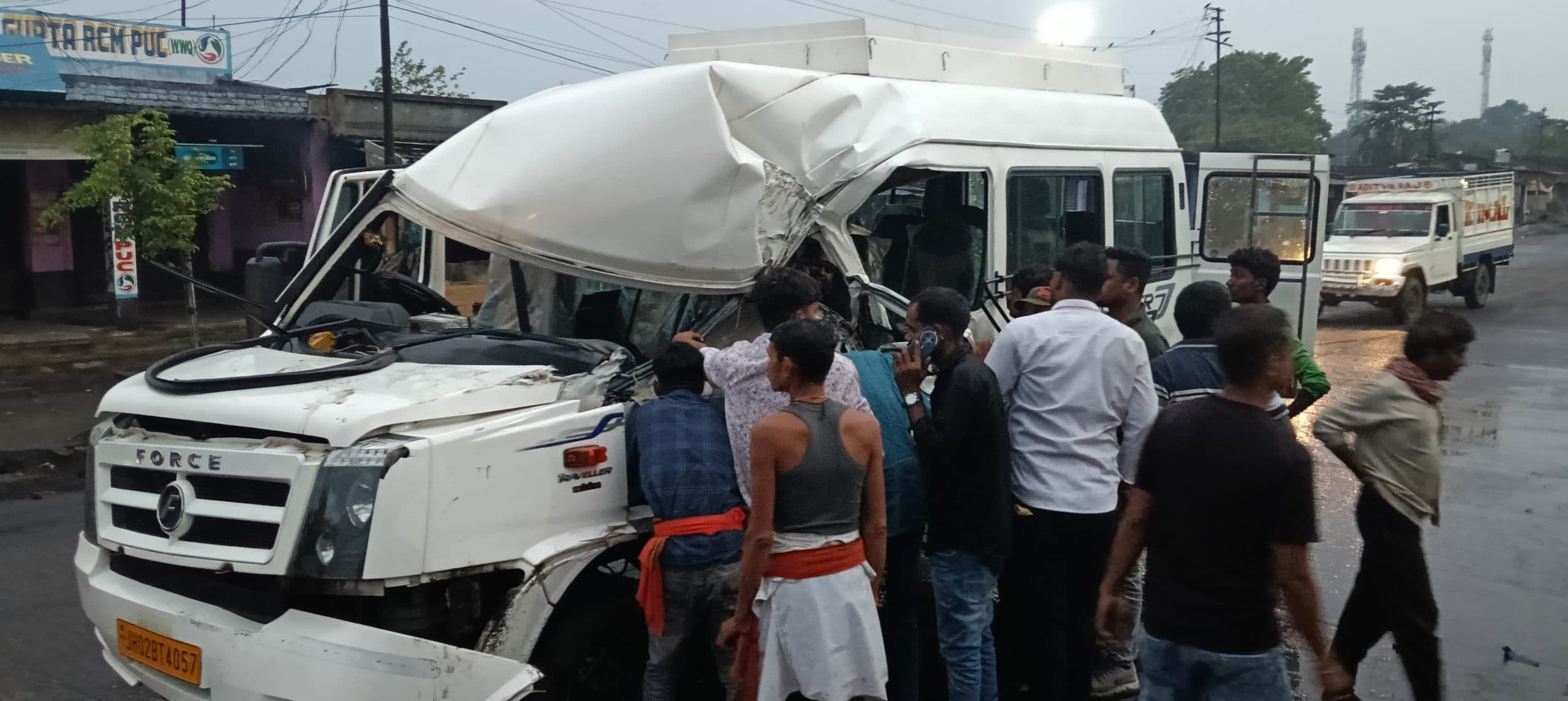 Bokaro News : बारात से लौट रही सवारी गाड़ी हाइवा से टकरायी, दो गंभीर