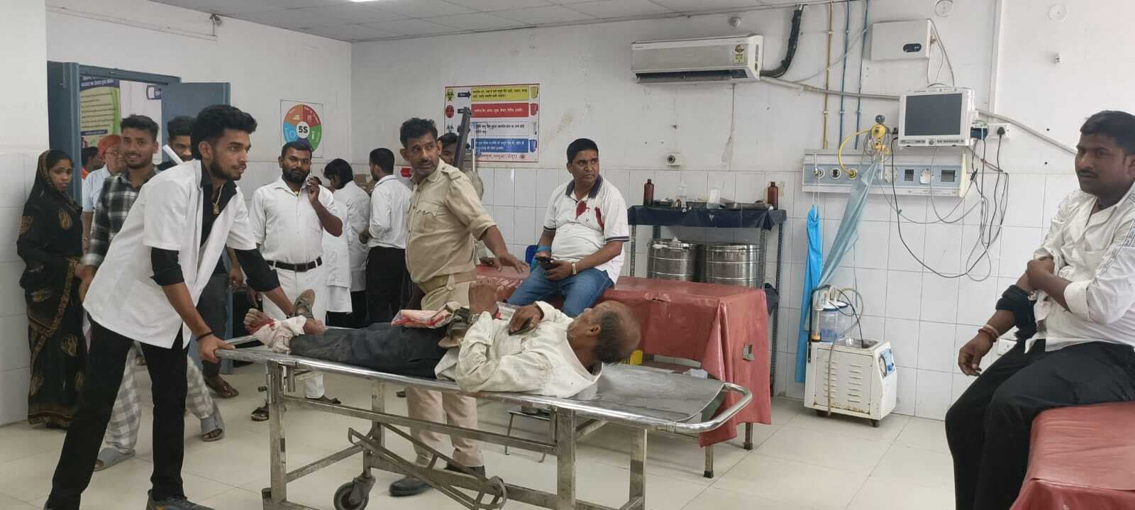 सीएनजी ऑटो के धक्के से इ-रिक्शा पलटा, चार घायल