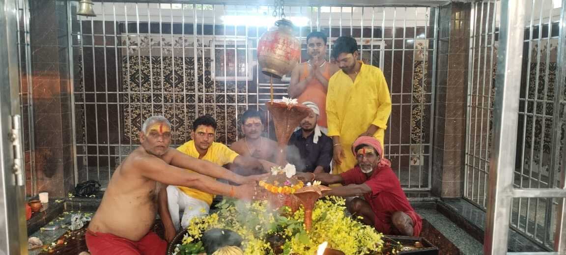 बैजूधाम में भोलेनाथ को किया जलाभिषेक