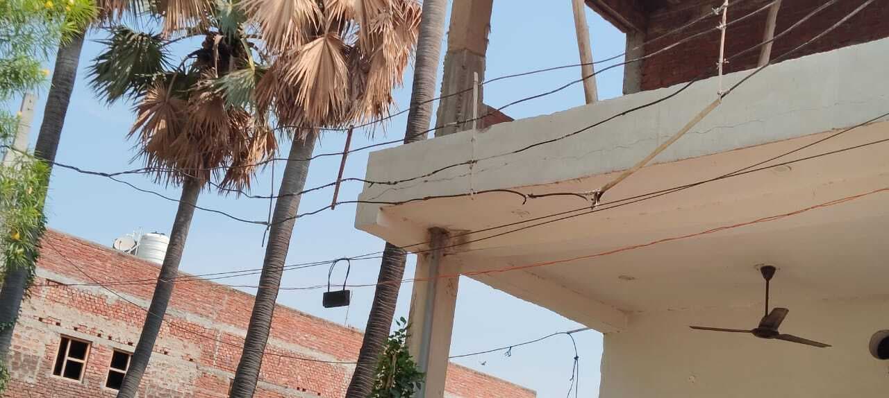 हाइस्कूल रोड में बार-बार टूट कर गिर रहा बिजली का तार, खतरा