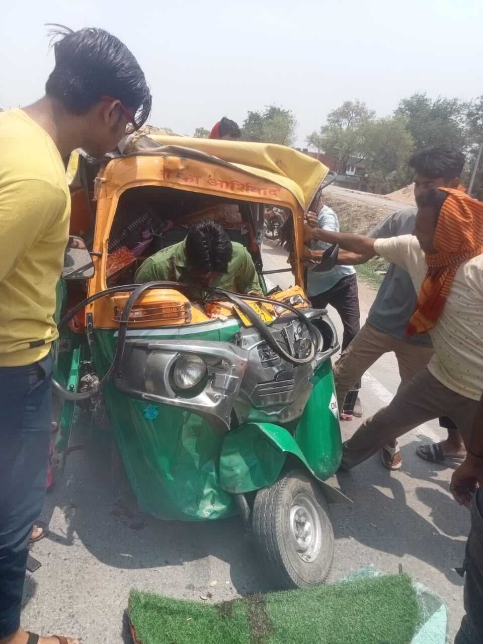 ऑटो ने खड़े ट्रैक्टर में मारी टक्कर, चालक की मौत, नवदंतपी घायल