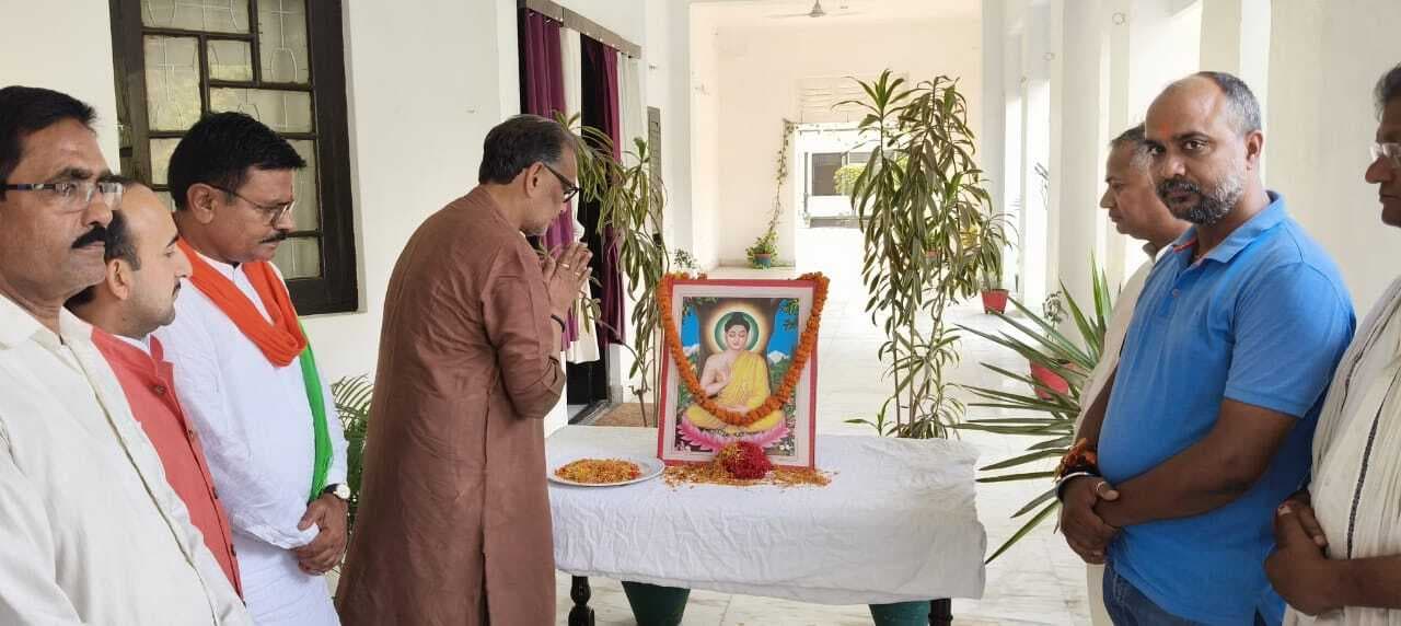 Motihari: भगवान बुद्ध के चित्र पर सांसद ने की श्रद्धासुमन अर्पित