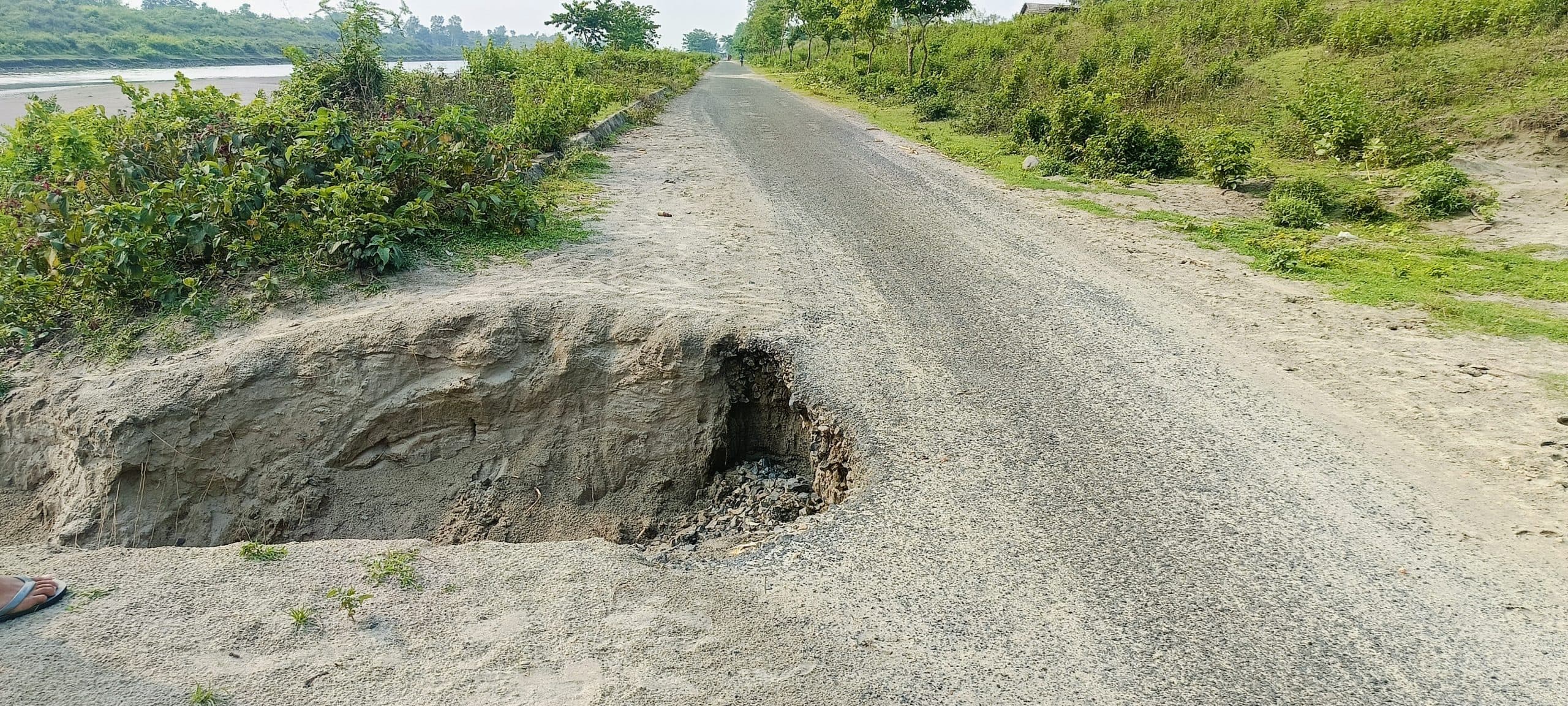 पूर्वी कोसी मुख्य नहर के छह किमी के समीप सड़क पर बना रेनकट हादसे को दे रहा आमंत्रण