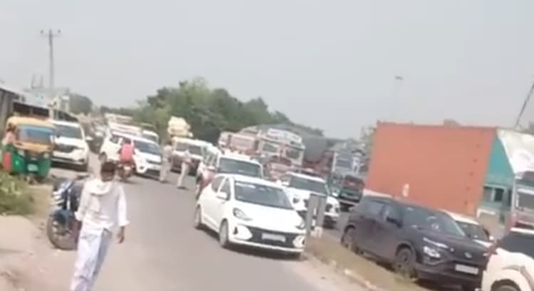 ट्रांसफार्मर लगाने की मांग को लेकर एनएच जाम