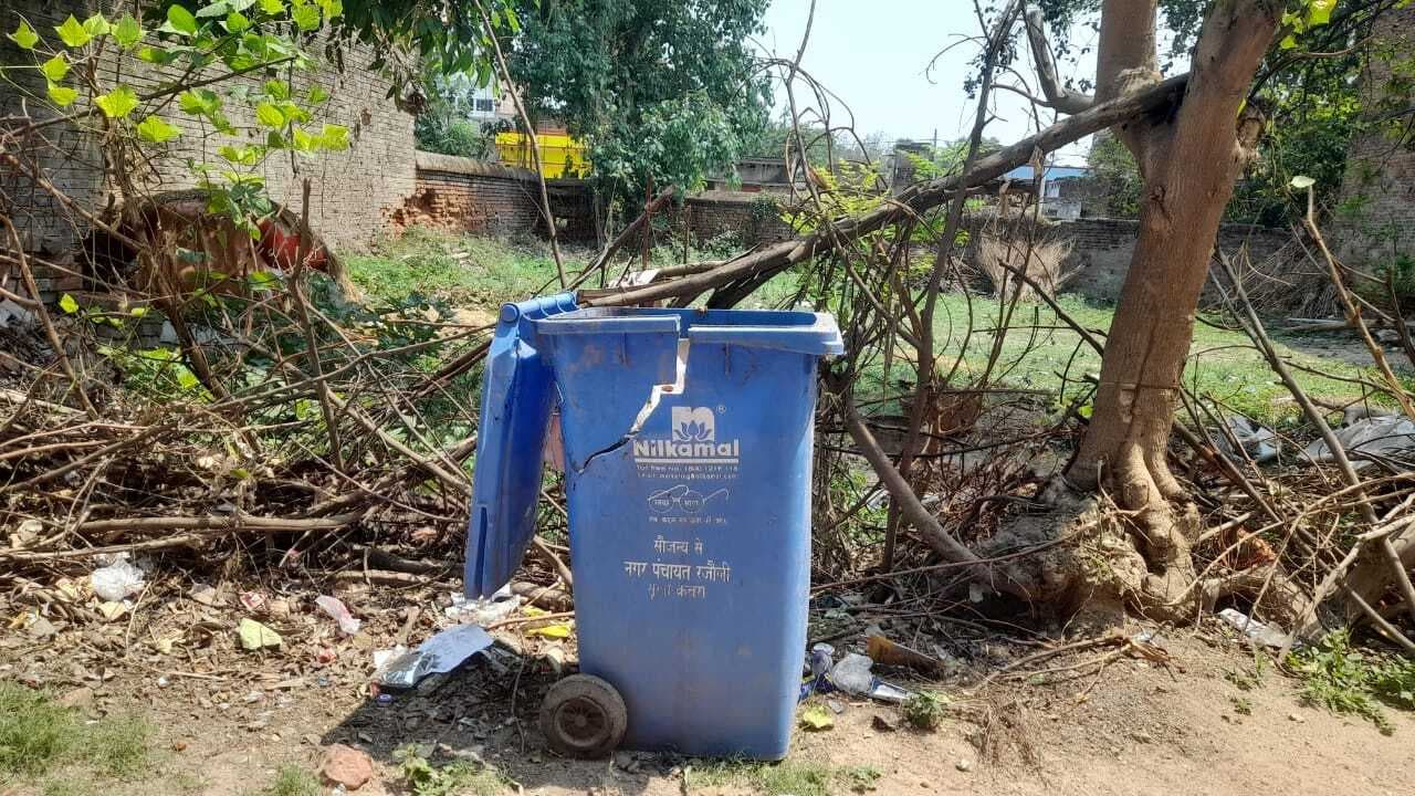 नगर पंचायत में दर्जनों जगहों पर डस्टबिन का नहीं हो रहा उपयोग