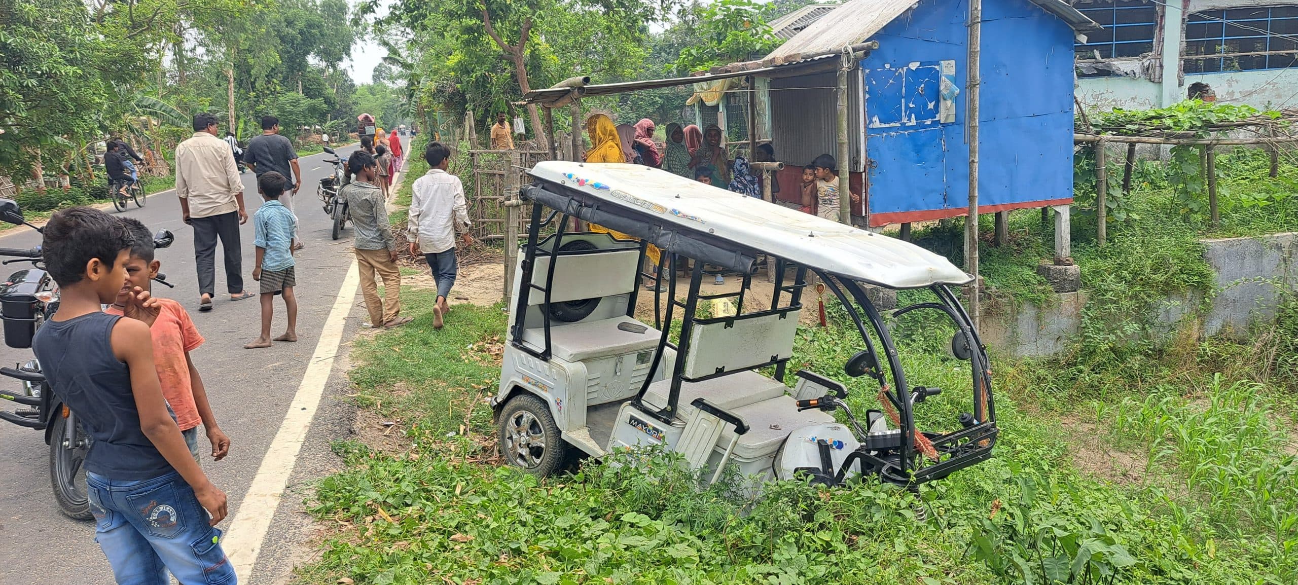 ई-रिक्शा की ठोकर से बाइक सवार समेत तीन लोग जख्मी