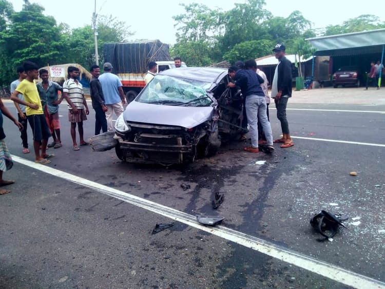 हादसा : पेड़ से टकरायी कार, गोड्डा का दंपती घायल