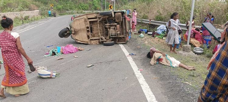 तेज रफ्तार टेंपो पलटा, महिला की मौत, बच्चे समेत 10 घायल