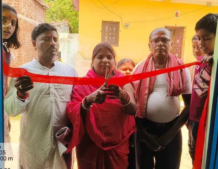 लाभुक को कराया गया गृह प्रवेश