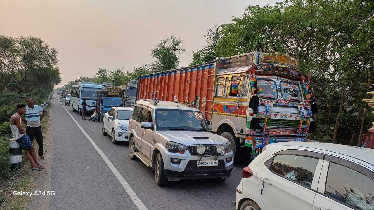 सड़क पर लगा जाम, लोग परेशानी
