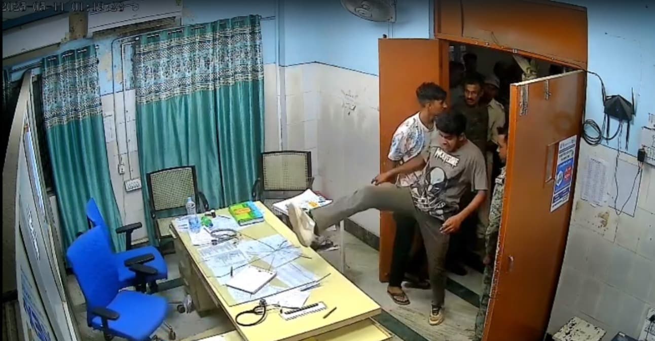 घायल महिला की मौत के बाद परिजनों ने चिकित्सक से की बदसलूकी